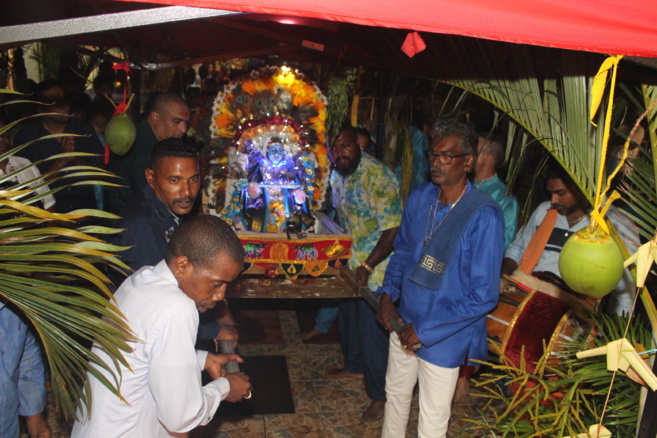11EME FÊTE DÉDIÉE AU SEIGNEUR KRISHNA POUR LA MARCHE SUR LE FEU AU TEMPLE PANDIALE PRIMAT 