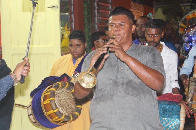 11EME FÊTE DÉDIÉE AU SEIGNEUR KRISHNA POUR LA MARCHE SUR LE FEU AU TEMPLE PANDIALE PRIMAT 