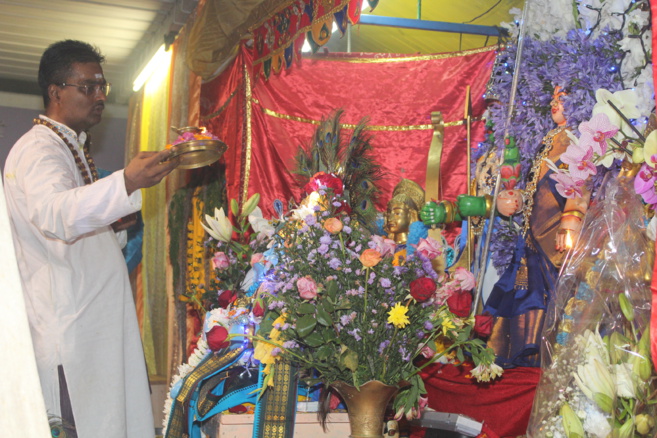 11EME FÊTE DÉDIÉE AU SEIGNEUR KRISHNA POUR LA MARCHE SUR LE FEU AU TEMPLE PANDIALE PRIMAT 