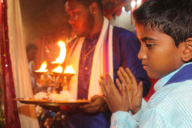 11EME FÊTE DÉDIÉE AU SEIGNEUR KRISHNA POUR LA MARCHE SUR LE FEU AU TEMPLE PANDIALE PRIMAT 