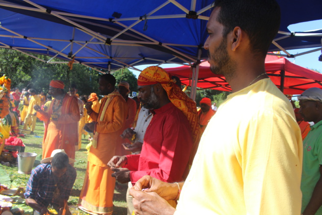 MARCHE SUR LE FEU AU TEMPLE PANDIALE PRIMAT À ST-DENIS