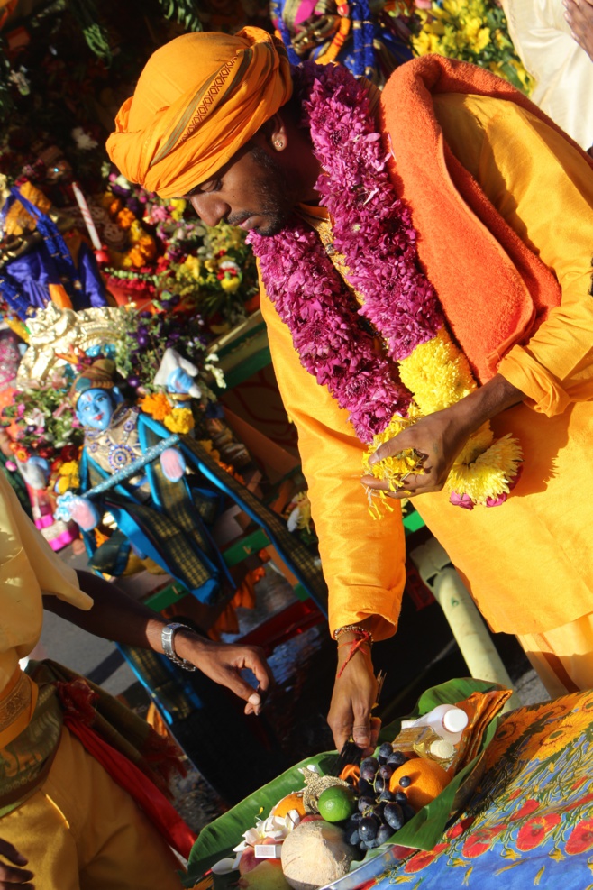 MARCHE SUR LE FEU AU TEMPLE PANDIALE PRIMAT À ST-DENIS