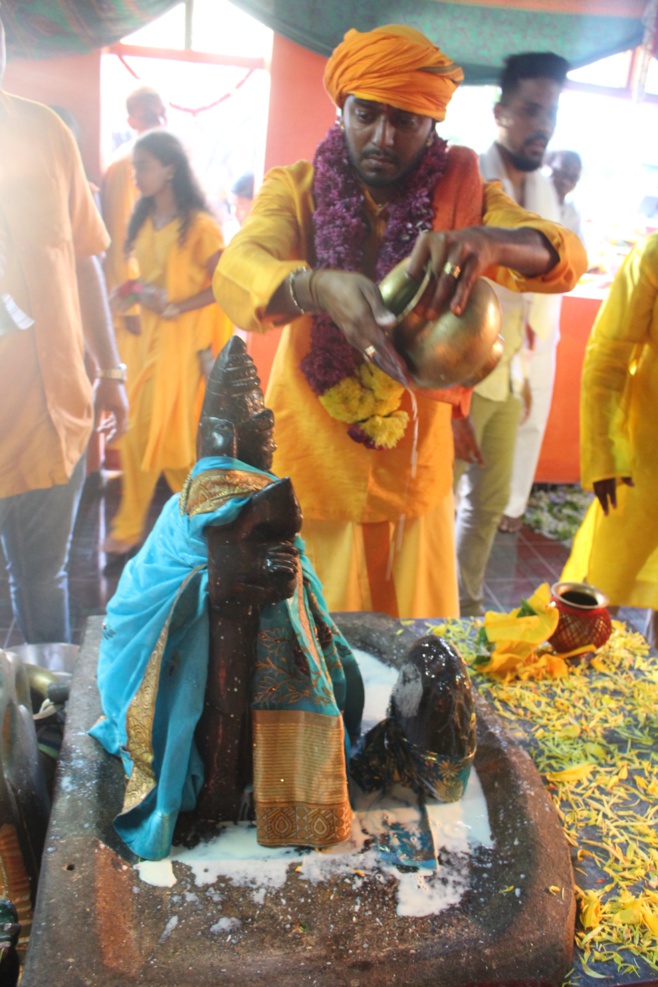 MARCHE SUR LE FEU AU TEMPLE PANDIALE PRIMAT À ST-DENIS