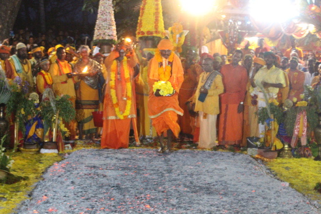 MARCHE SUR LE FEU AU TEMPLE PANDIALE PRIMAT À ST-DENIS