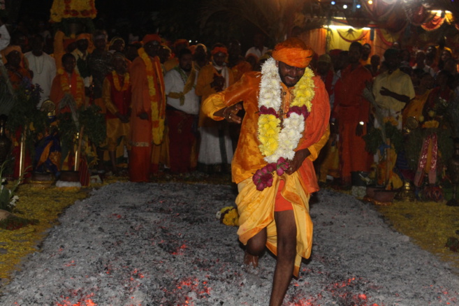 MARCHE SUR LE FEU AU TEMPLE PANDIALE PRIMAT À ST-DENIS