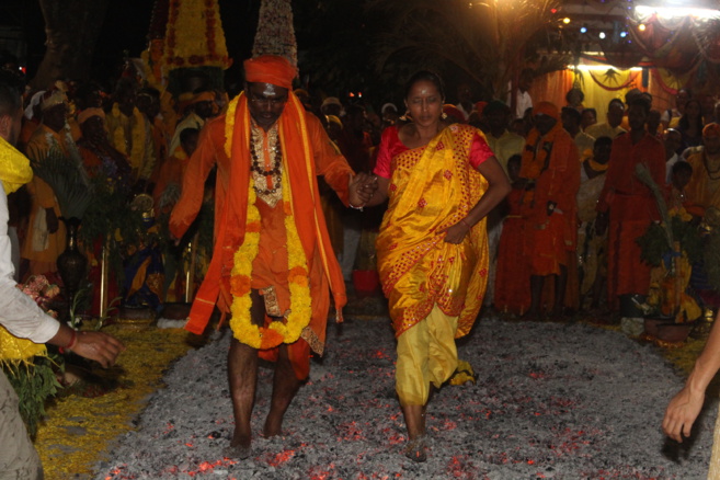 MARCHE SUR LE FEU AU TEMPLE PANDIALE PRIMAT À ST-DENIS