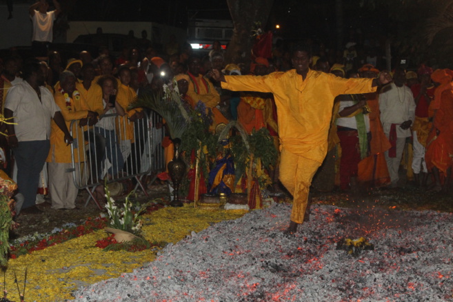 MARCHE SUR LE FEU AU TEMPLE PANDIALE PRIMAT À ST-DENIS