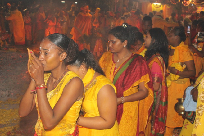 MARCHE SUR LE FEU AU TEMPLE PANDIALE PRIMAT À ST-DENIS