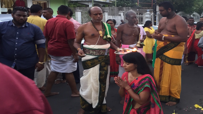 "STOP À CE PRÉSIDENT ET SON CONSEIL" DU TEMPLE TI-BAZAR, RÉCLAMENT LES FIDÈLES "STOP À CE PRÉSIDENT ET SON CONSEIL" DU TEMPLE TI-BAZAR, RÉCLAMENT LES FIDÈLES
