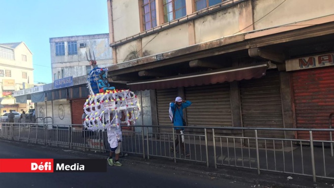 MAURICE : DEUX PÈLERINS DÉJÀ EN ROUTE VERS GRAND-BASSIN  MAURICE : DEUX PÈLERINS DÉJÀ EN ROUTE VERS GRAND-BASSIN