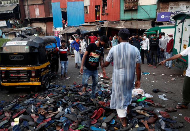 INDE : MANIFESTATION À BOMBAY : 'CE N'EST PAS LE VIRUS QUI VA NOUS TUER, C'EST LA FAIM !'