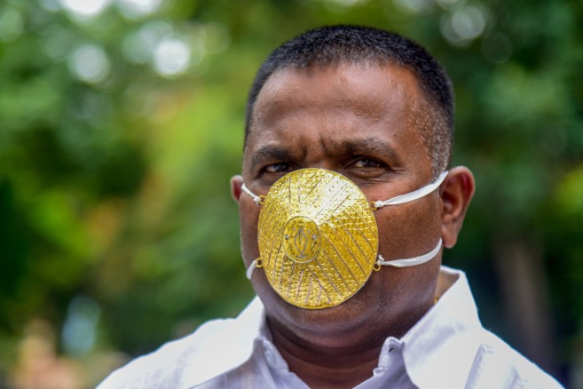 CORONAVIRUS EN INDE : IL SE FAIT FABRIQUER UN MASQUE EN OR POUR SE PROTÉGER  CORONAVIRUS EN INDE : IL SE FAIT FABRIQUER UN MASQUE EN OR POUR SE PROTÉGER