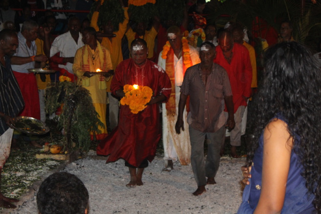 MARCHE SUR LE FEU AU TEMPLE VAÏTY 2020