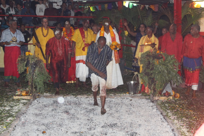 MARCHE SUR LE FEU AU TEMPLE VAÏTY 2020
