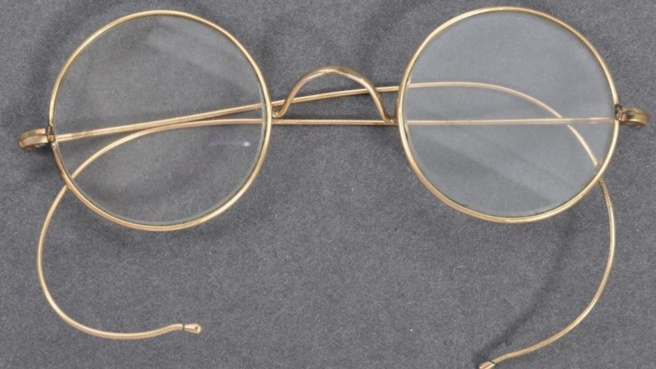 UNE PAIRE DE LUNETTES DE GANDHI VENDU 288 000 EUROS AUX ENCHÈRES UNE PAIRE DE LUNETTES DE GANDHI VENDU 288 000 EUROS AUX ENCHÈRES