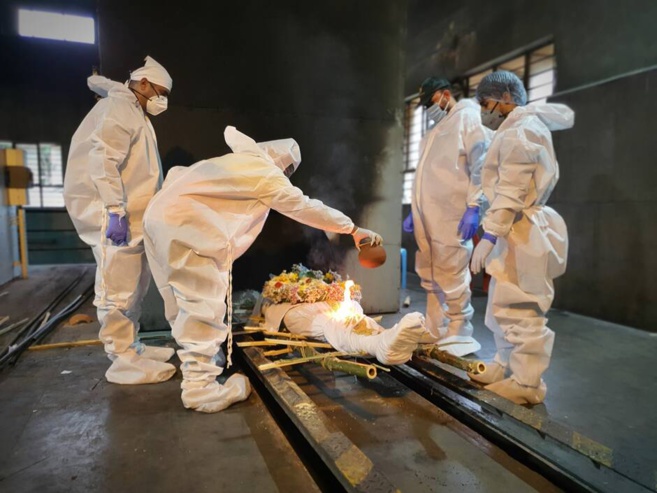 EN INDE LES « ANGES » GÈRENT LES CORPS DES MORTS DU COVID, SANS DISTINCTION DE RELIGION EN INDE LES « ANGES » GÈRENT LES CORPS DES MORTS DU COVID, SANS DISTINCTION DE RELIGION