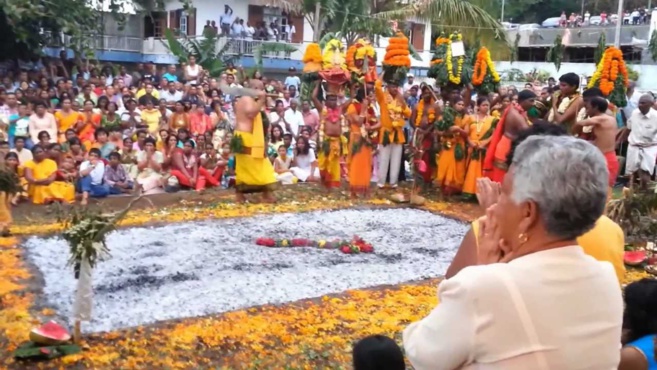 LA RÉUNION PRIVÉE DE SES MARCHES SUR LE FEU DE DÉBUT D'ANNÉE LA RÉUNION PRIVÉE DE SES MARCHES SUR LE FEU DE DÉBUT D'ANNÉE