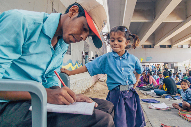 INDE : À NEW-DELHI, DES ÉCOLES DE FORTUNE S'IMPROVISENT SOUS LES PONTS 
