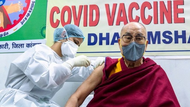 COVID-19 : LE DALAÏ-LAMA LANCE UN APPEL À SE FAIRE VACCINER APRÈS AVOIR RECU SA PREMIÈRE DOSE