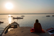 INDE : UN BÉBÉ RETROUVÉ DANS UNE BOITE EN BOIS, AU MILIEU DU GANGE  INDE : UN BÉBÉ RETROUVÉ DANS UNE BOITE EN BOIS, AU MILIEU DU GANGE