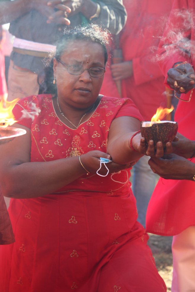 MARCHE SUR LE FEU AU TEMPLE KARLY PRIMAT 2021 À ST-DENIS