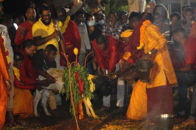 MARCHE SUR LE FEU AU TEMPLE KARLY PRIMAT 2021 À ST-DENIS