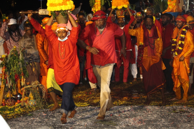 MARCHE SUR LE FEU AU TEMPLE KARLY PRIMAT 2021 À ST-DENIS