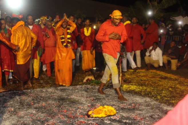 MARCHE SUR LE FEU AU TEMPLE KARLY PRIMAT 2021 À ST-DENIS
