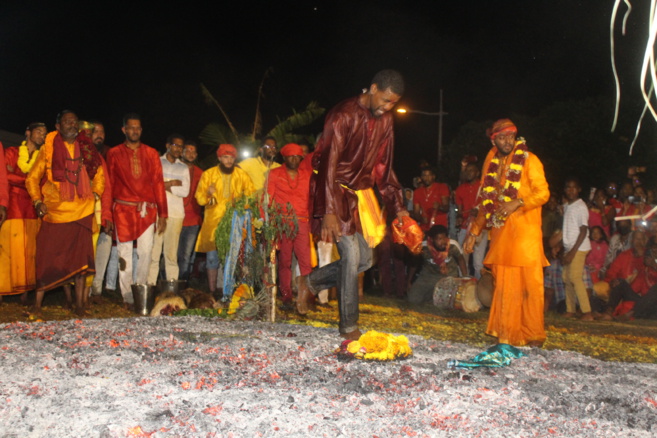 MARCHE SUR LE FEU AU TEMPLE KARLY PRIMAT 2021 À ST-DENIS