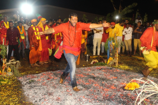 MARCHE SUR LE FEU AU TEMPLE KARLY PRIMAT 2021 À ST-DENIS