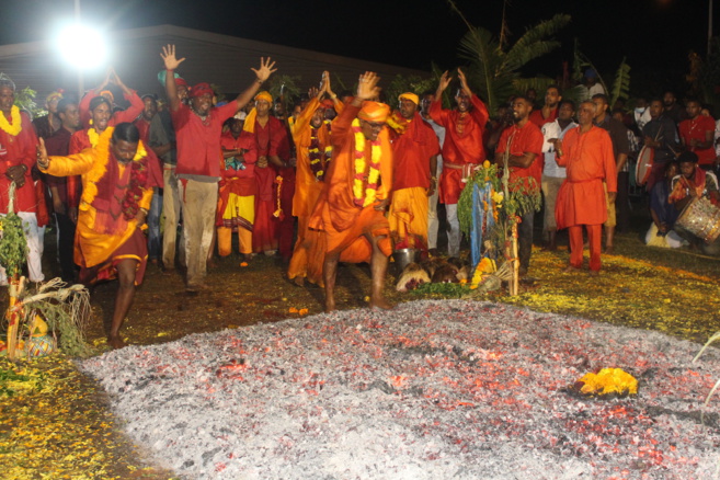 MARCHE SUR LE FEU AU TEMPLE KARLY PRIMAT 2021 À ST-DENIS