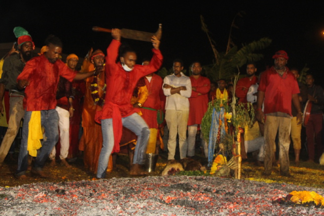 MARCHE SUR LE FEU AU TEMPLE KARLY PRIMAT 2021 À ST-DENIS