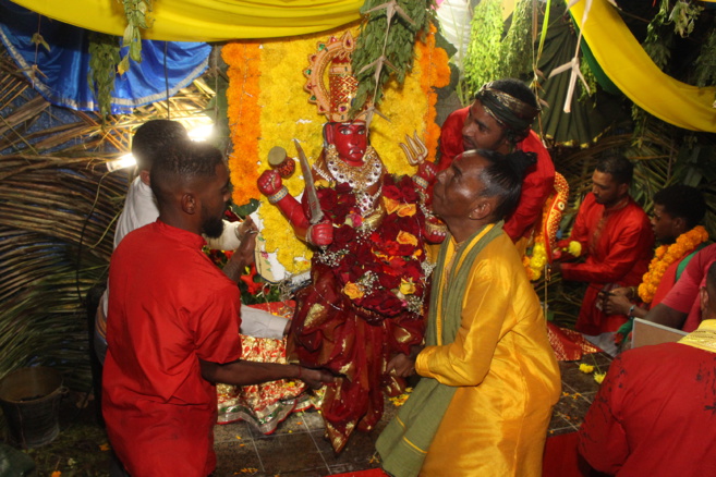 MARCHE SUR LE FEU AU TEMPLE KARLY PRIMAT 2021 À ST-DENIS