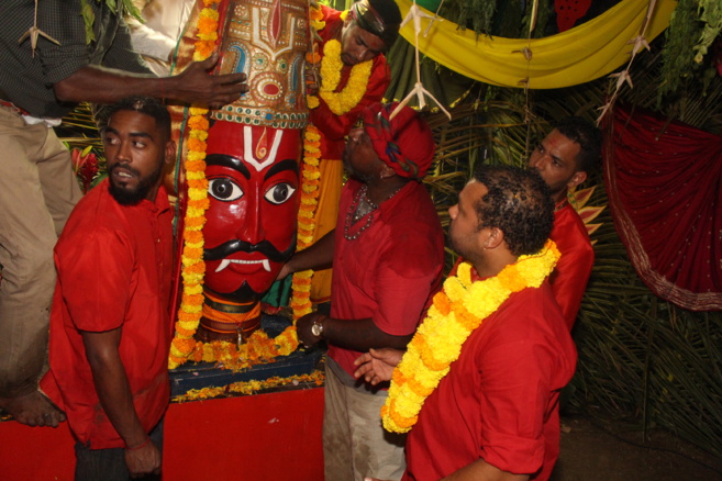 MARCHE SUR LE FEU AU TEMPLE KARLY PRIMAT 2021 À ST-DENIS