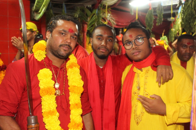 MARCHE SUR LE FEU AU TEMPLE KARLY PRIMAT 2021 À ST-DENIS