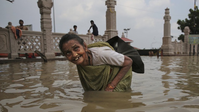 INDE : DES MILLIERS DE PERSONNES ÉVACUÉES DE LEURS VILLAGES INONDÉS PAR LE GANGE INDE : DES MILLIERS DE PERSONNES ÉVACUÉES DE LEURS VILLAGES INONDÉS PAR LE GANGE