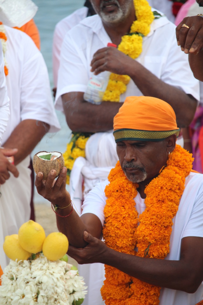 MARCHE SUR LE FEU 2022 AU TEMPLE SHRI DEVI PANDIALÉ, CASERNES ST-PIERRE 