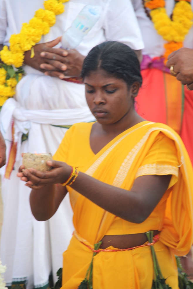 MARCHE SUR LE FEU 2022 AU TEMPLE SHRI DEVI PANDIALÉ, CASERNES ST-PIERRE 