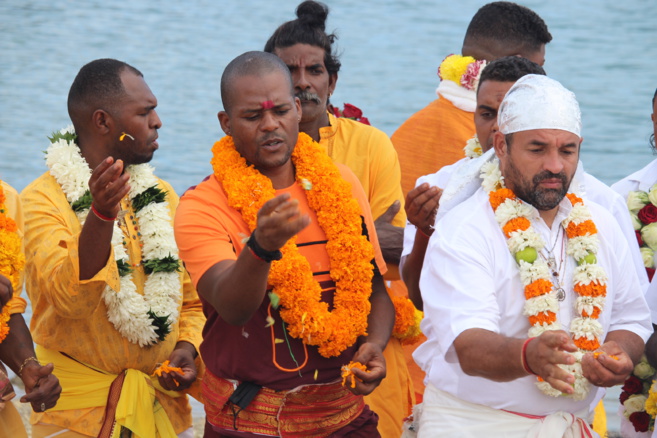 MARCHE SUR LE FEU 2022 AU TEMPLE SHRI DEVI PANDIALÉ, CASERNES ST-PIERRE 