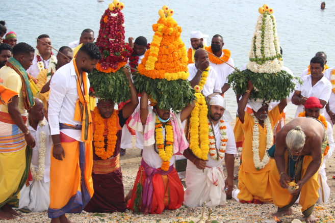 MARCHE SUR LE FEU 2022 AU TEMPLE SHRI DEVI PANDIALÉ, CASERNES ST-PIERRE 