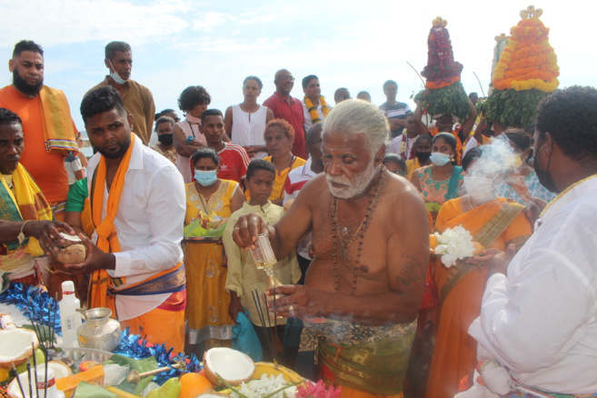 MARCHE SUR LE FEU 2022 AU TEMPLE SHRI DEVI PANDIALÉ, CASERNES ST-PIERRE 