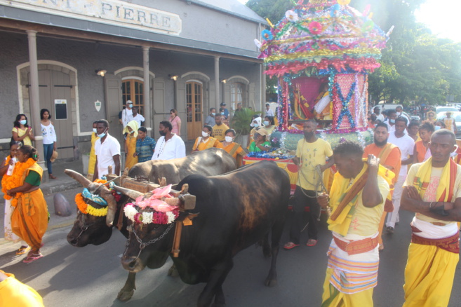 MARCHE SUR LE FEU 2022 AU TEMPLE SHRI DEVI PANDIALÉ, CASERNES ST-PIERRE 