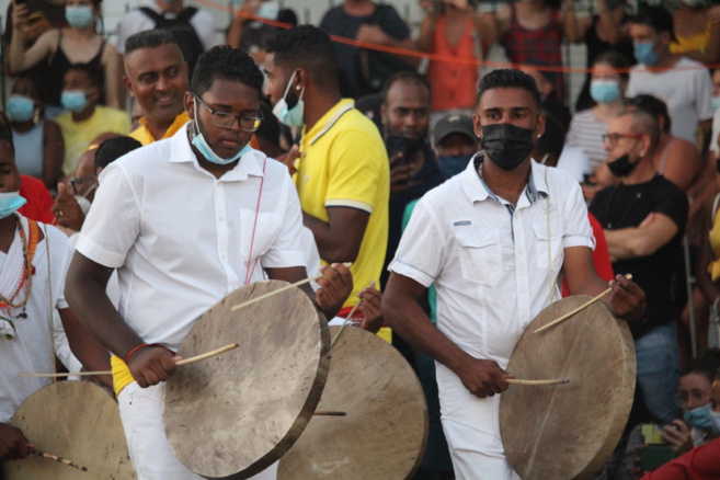 MARCHE SUR LE FEU 2022 AU TEMPLE SHRI DEVI PANDIALÉ, CASERNES ST-PIERRE 