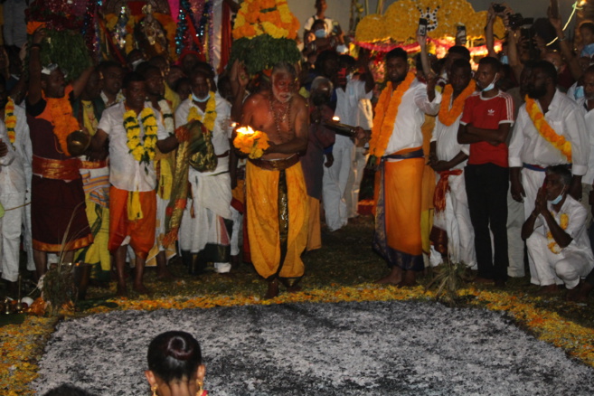 MARCHE SUR LE FEU 2022 AU TEMPLE SHRI DEVI PANDIALÉ, CASERNES ST-PIERRE  MARCHE SUR LE FEU 2022 AU TEMPLE SHRI DEVI PANDIALÉ, CASERNES ST-PIERRE