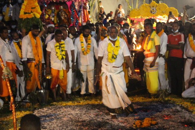 MARCHE SUR LE FEU 2022 AU TEMPLE SHRI DEVI PANDIALÉ, CASERNES ST-PIERRE 