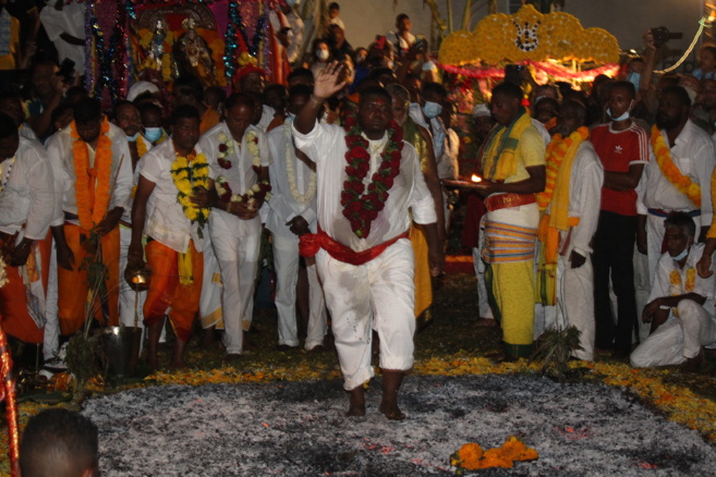 MARCHE SUR LE FEU 2022 AU TEMPLE SHRI DEVI PANDIALÉ, CASERNES ST-PIERRE 