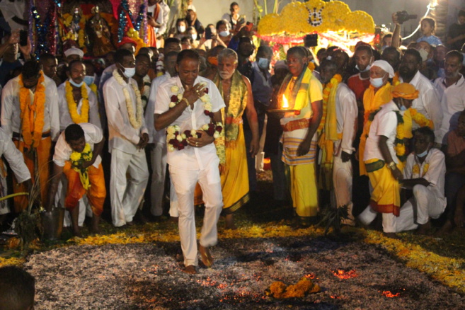 MARCHE SUR LE FEU 2022 AU TEMPLE SHRI DEVI PANDIALÉ, CASERNES ST-PIERRE 