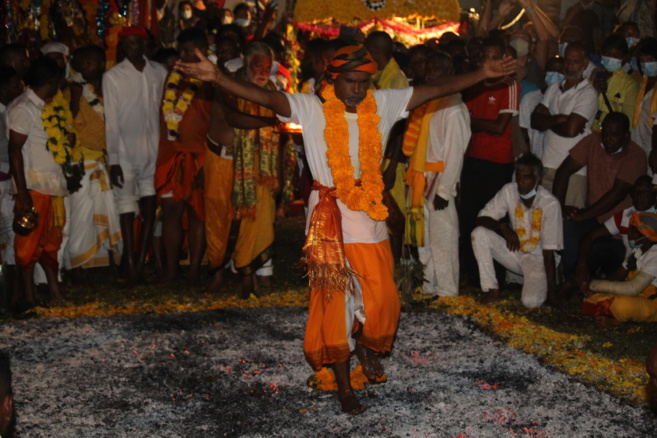 MARCHE SUR LE FEU 2022 AU TEMPLE SHRI DEVI PANDIALÉ, CASERNES ST-PIERRE 