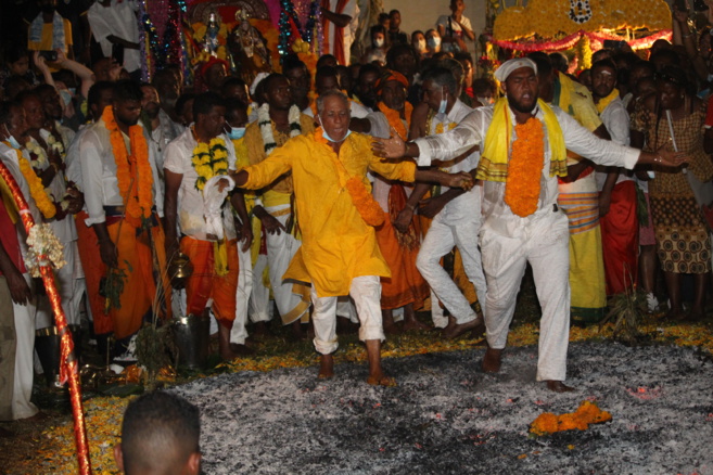 MARCHE SUR LE FEU 2022 AU TEMPLE SHRI DEVI PANDIALÉ, CASERNES ST-PIERRE 