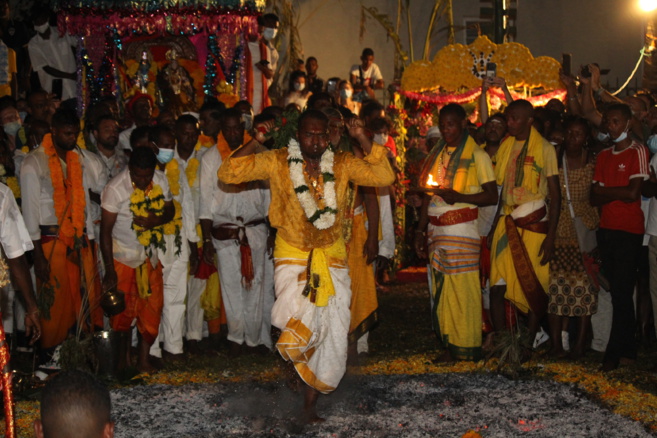 MARCHE SUR LE FEU 2022 AU TEMPLE SHRI DEVI PANDIALÉ, CASERNES ST-PIERRE 